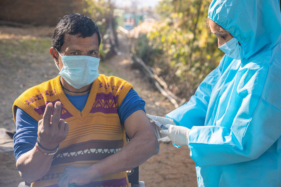 Indien hat mit 860 Millionen Impfungen nach China die zweitmeisten Covid-19-Impfungen weltweit durchgeführt. Trotzdem hat es aktuell immer noch mit die höchsten Corona-Fallzahlen weltweit. / Foto: Getty Images/greenaperture