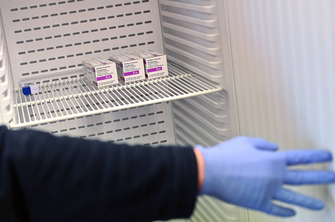 Bei der Bestellung und Abgabe von Covid-19-Impfstoffen müssen Apotheken künftig einiges beachten – denn der Kreis der Bestellberechtigten wird erweitert. / Foto: Imago Images/Sven Simon