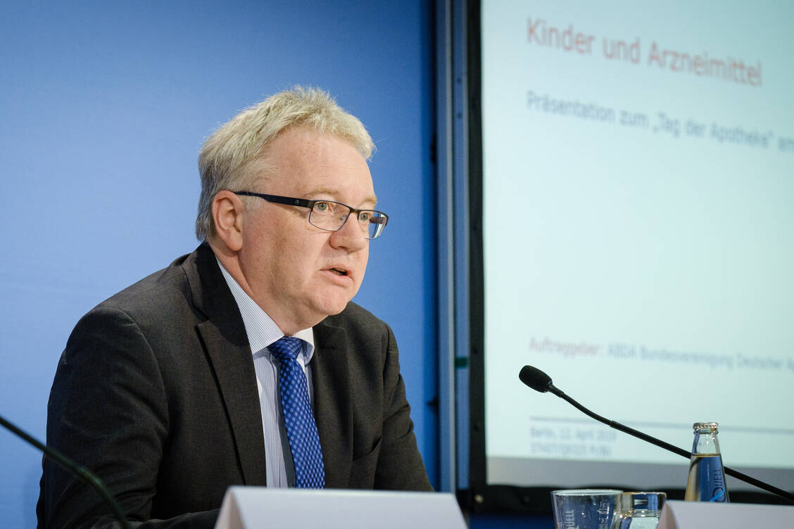 Um für künftige Krisen gewappnet zu sein, müsse die Politik die lokalen Apotheken in Europa stärken, forderte ABDA- sowie ZAEU-Vize Mathias Arnold. / Foto: André Wagenzik