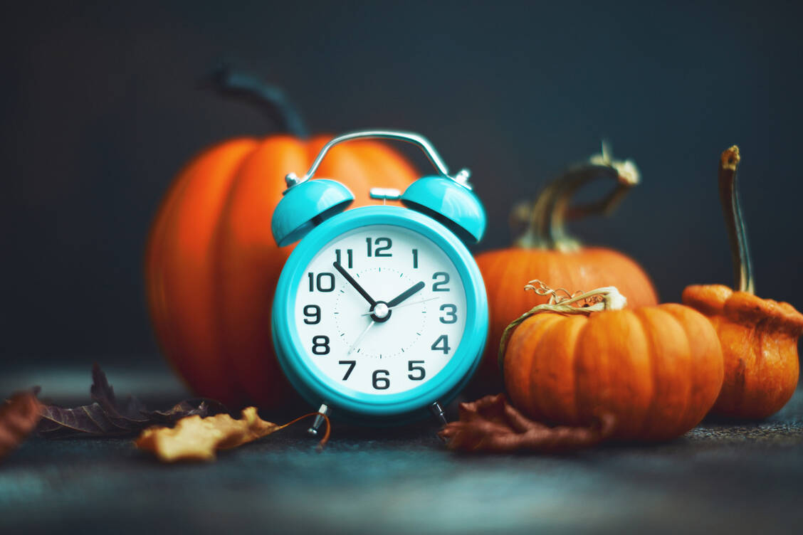 An diesem Wochenende ist nicht nur Halloween: Die Nacht davor wird die Uhr um drei Uhr morgens auf zwei Uhr zurückgestellt. / Foto: Getty Images/CatLane