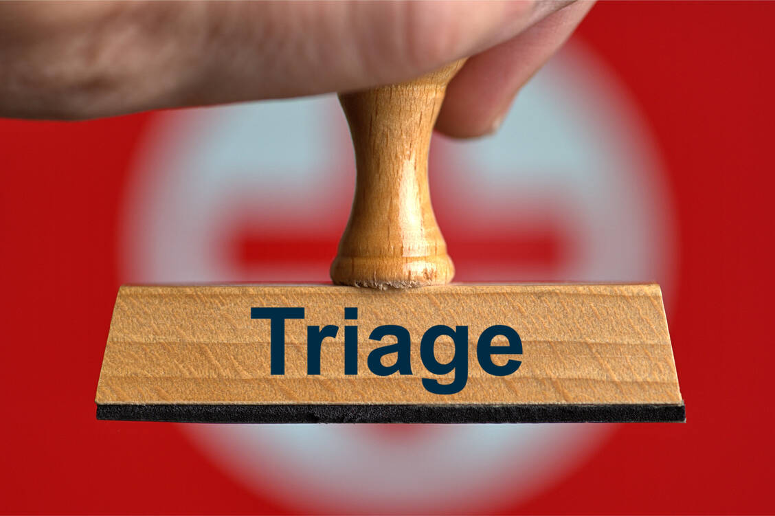 Neun Menschen mit Behinderungen und Vorerkrankungen hatten Verfassungsbeschwerde eingereicht. Sie befürchten, in Triage-Situationen von Ärzten aufgegeben zu werden, wenn keine Vorgaben existieren. Das höchste deutsche Gericht gab ihnen nun Recht.  / Foto: picture alliance / SULUPRESS.DE