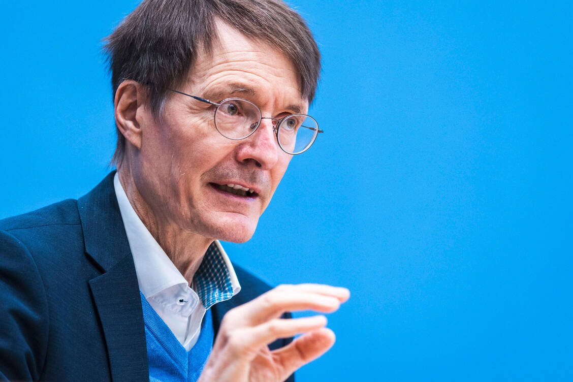 Der Bundesgesundheitsminister Professor Karl Lauterbach (SPD) kündigte am Dienstag eine Anpassung der Teststrategie an. Trotz Priorisierung soll die gesamte Bevölkerung weiterhin Zugang zu PCR-Tests bekommen. / Foto: Imago Images/photothek