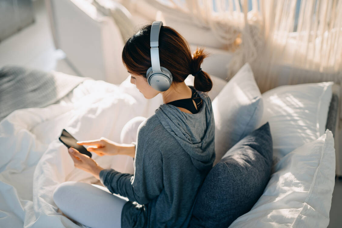 Vor allem in psychiatrischen Indikationen wie Angststörungen und Depressionen sind bislang DiGA verfügbar. Stressreduktion, zum Beispiel mit Meditation, ist dabei ein häufiges Ziel. / Foto: Getty Images/AsiaVision