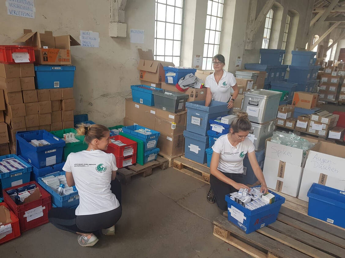 Freiwillige Helfer von AoG sortieren Arzneimittel im Sanitätslager des Verwaltungsstabs Ahr wenige Tage nach der Flut. / Foto: Apotheker ohne Grenzen