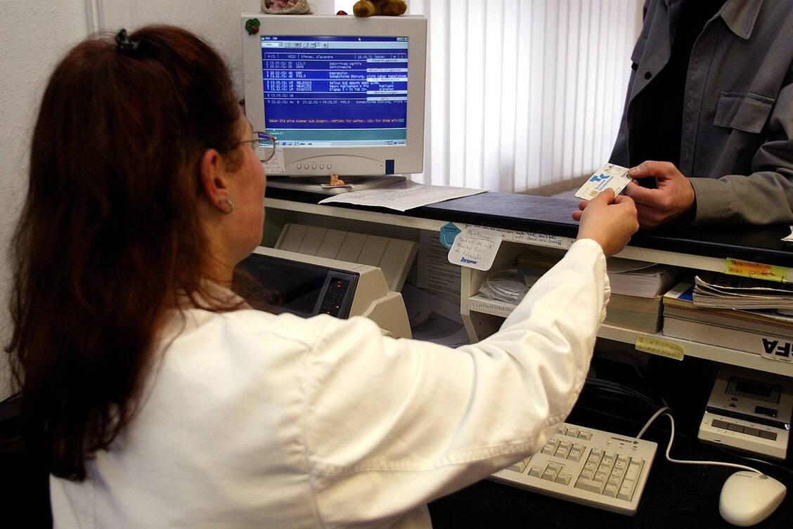 Beim Opt-out-Modell wird die Nutzung der in der EPA gespeicherten Gesundheitsdaten zur Regel, wenn der Patient nicht widerspricht. / Foto: Imago/Hake