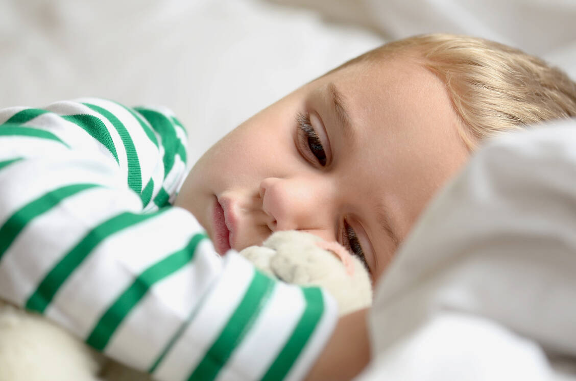 Bevor Eltern ihrem Kind bei Schlafstörungen Melatonin geben, sollten sie die Ursache des Problems ärztlich abklären lassen. / Foto: Adobe Stock/S. Kobold