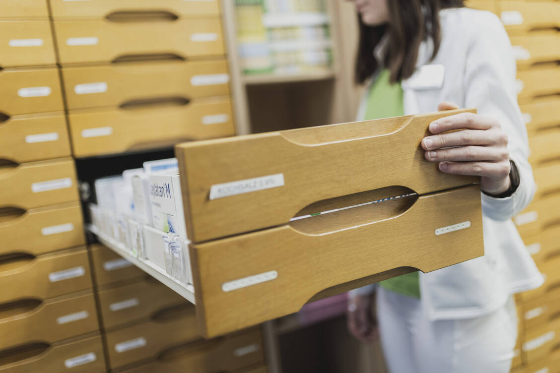 Mit dem Pflegestudiumstärkungsgesetz sollen die Austauschregeln für Apotheken gelockert werden – allerdings nur für bestimmte Kinder-Arzneimittel. / Foto: IMAGO/photothek