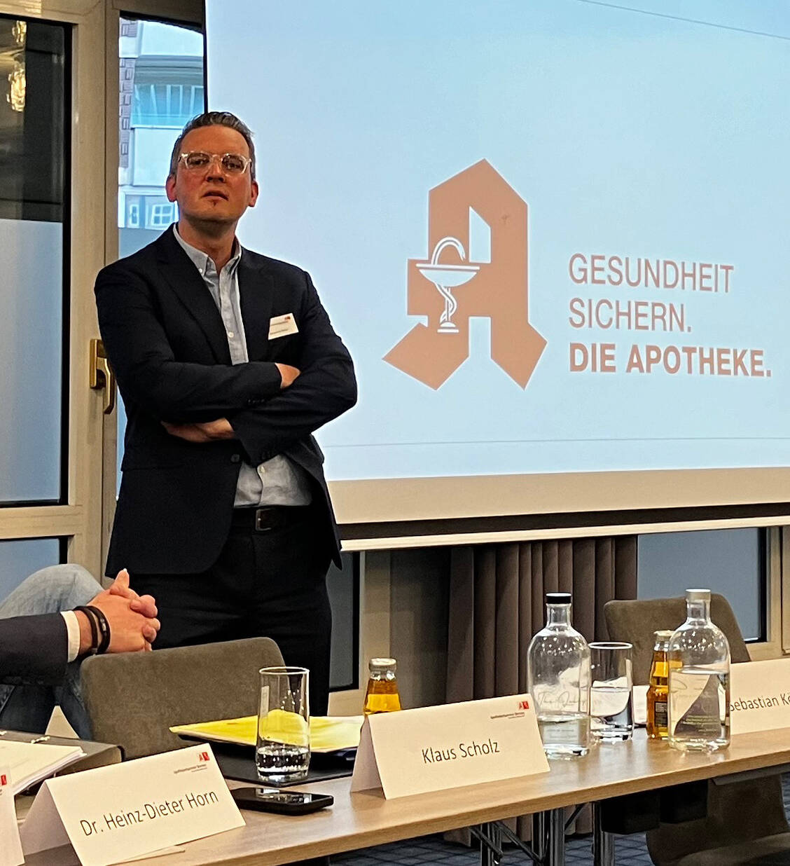 ABDA-Pressesprecher Benjamin Rohrer nahm sich am Montagabend viel Zeit für Fragen und Kritik zu den ABDA-Kampagnen. / Foto: PZ/Daniela Hüttemann