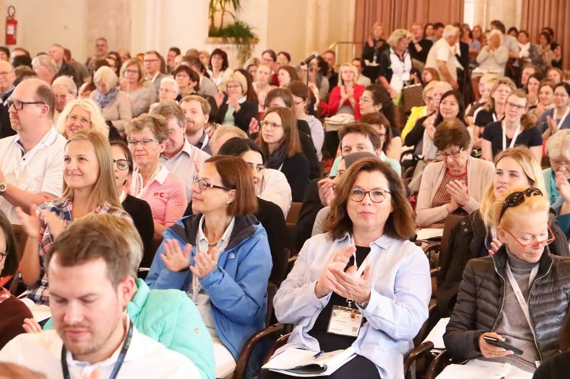 Applaus für hervorragende Referenten – und gleichermaßen für die mehr als 900 engagierten Fortbildungsteilnehmer! / Foto: PZ/Alois Müller