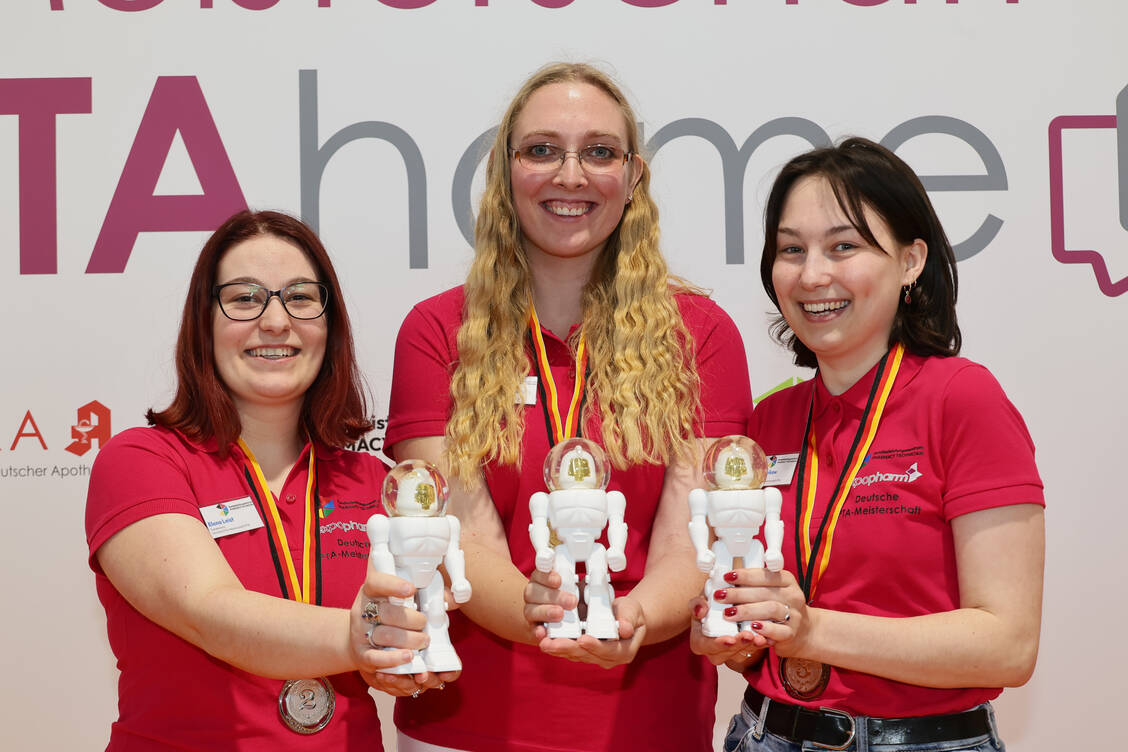 Platz drei gewann Julia Ishikow aus Rüdesheim (rechts), Platz zwei ging unter Berücksichtigung der Punkte aus der Vorrunde an Elena Leist aus Bodenheim bei Mainz (links). Platz 1 gewann die auf der Nordseeinsel Borkum lebende Vanessa Schrader (Mitte). / © PZ/Alois Müller
