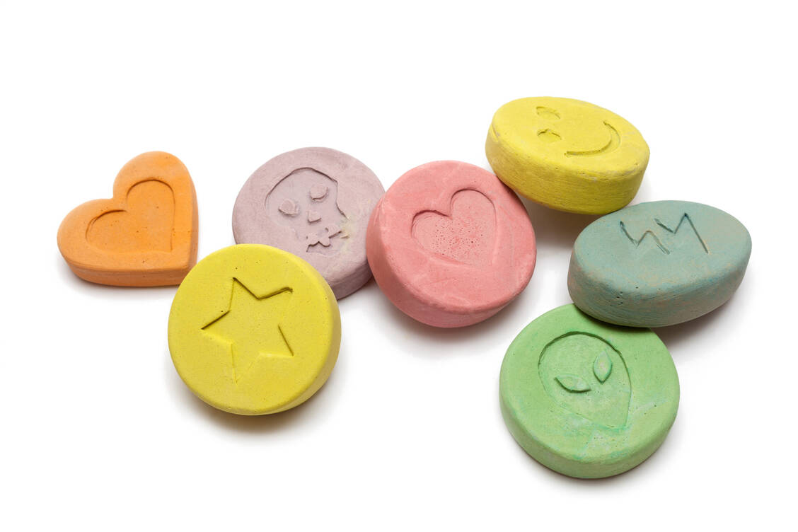 Ecstasy ist in den vergangenen Jahren immer potenter geworden. Beim Drug Checking können Konsumenten überprüfen lassen, was und wie viel genau in illegalen Drogen steckt. / Foto: Adobe Stock/portokalis