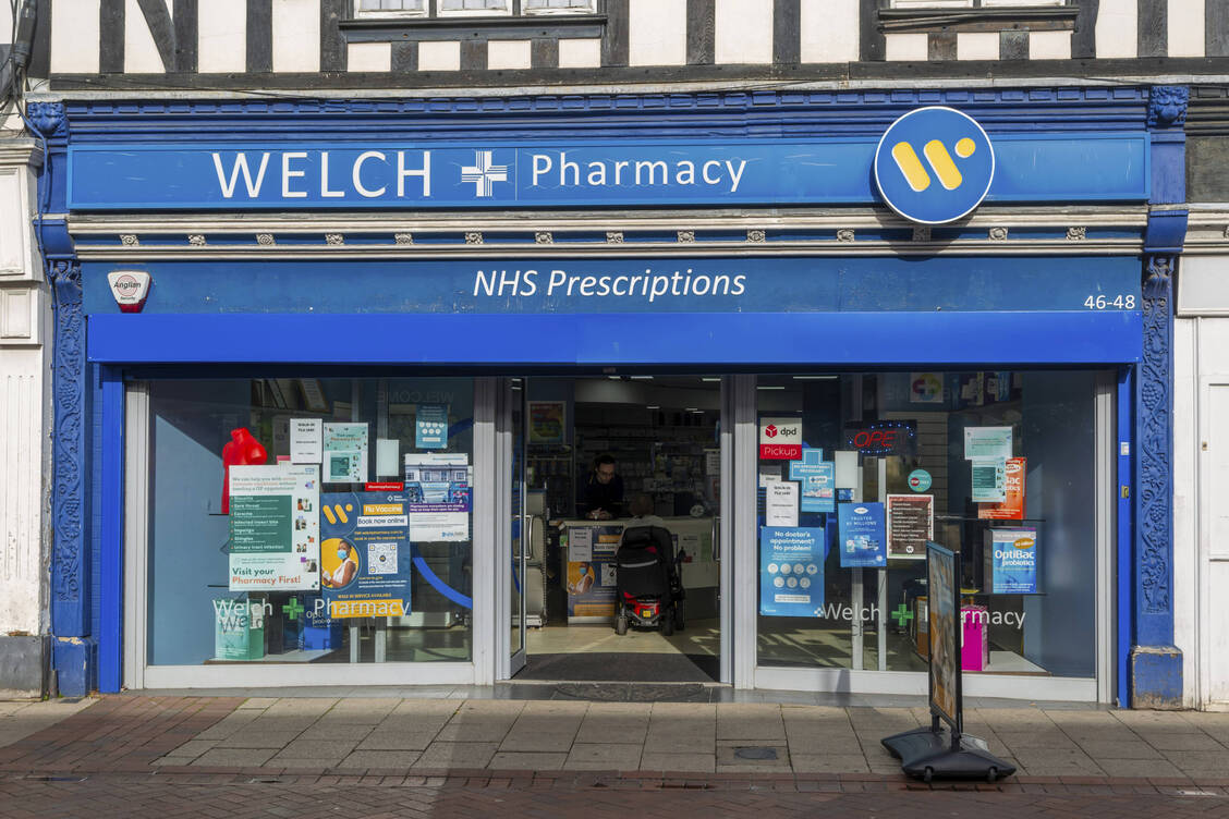 Eine NHS-Apotheke in der englischen Stadt Ipswich. / © IMAGO/imagebroker