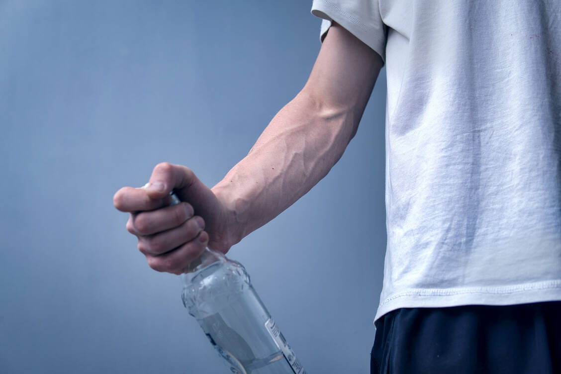 Treten behandlungsbedürftige aggressive Erregungszustände in Verbindung mit Alkohol auf, wird meist Haloperidol als Monotherapie eingesetzt. / © Shutterstock/Kamil Zajaczkowski
