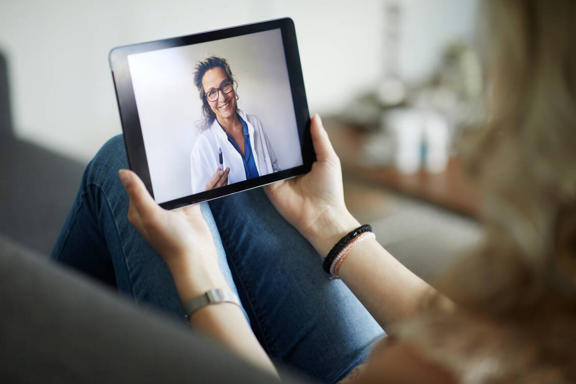 ADAC-Mitglieder können seit Kurzem bei gesundheitlichen Beschwerden per Video eine Ärztin oder einen Arzt zu Rate ziehen. / Foto: Getty Images/Thomas Tolstrup