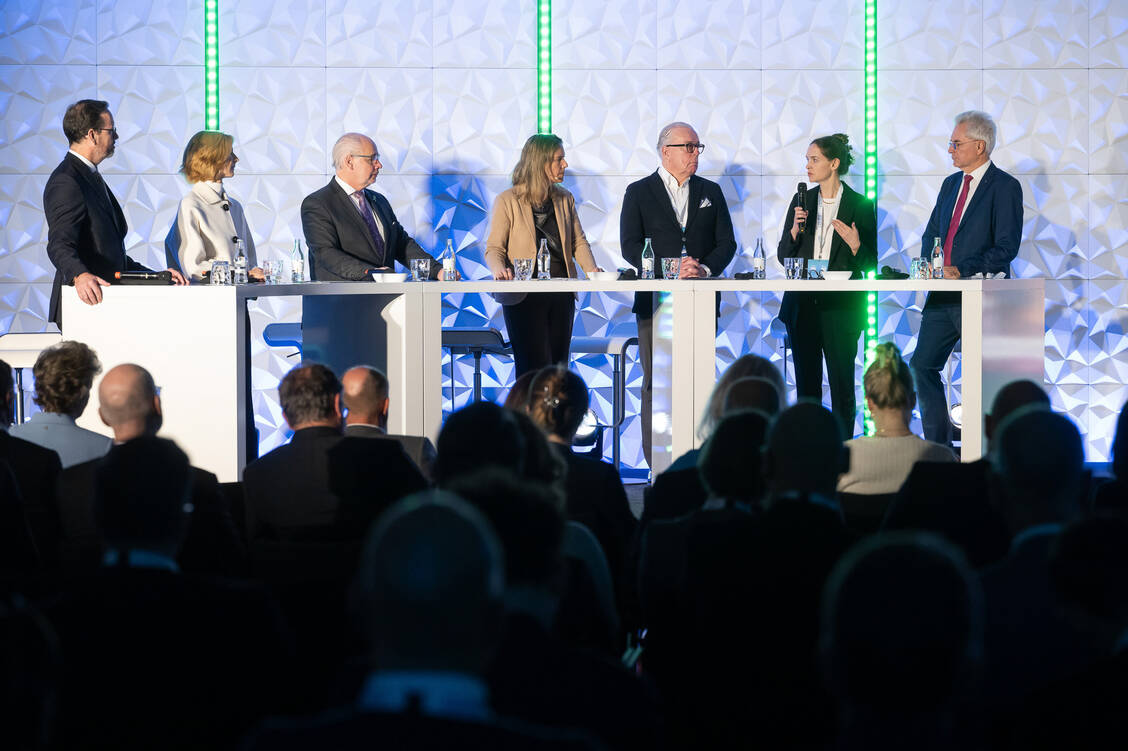 Diskutierten in Berlin, wie das Gesundheitssystem hierzulande entlastet werden könnte: (v.l.n.r.) Stefan Koch (Vorstandsmitglied Pharma Deutschland); Isabella Erb-Herrmann (AOK Hessen); Moderatorin Jessica Hanneken; Klaus Reinhardt (Präsident Bundesärztekammer); Cosima Bauer (Unternehmensberatung May und Bauer) und Hans-Peter Hubmann, (Vorsitzender des Deutschen Apothekerverbands ) / © Pharma Deutschland/Laurin Schmid