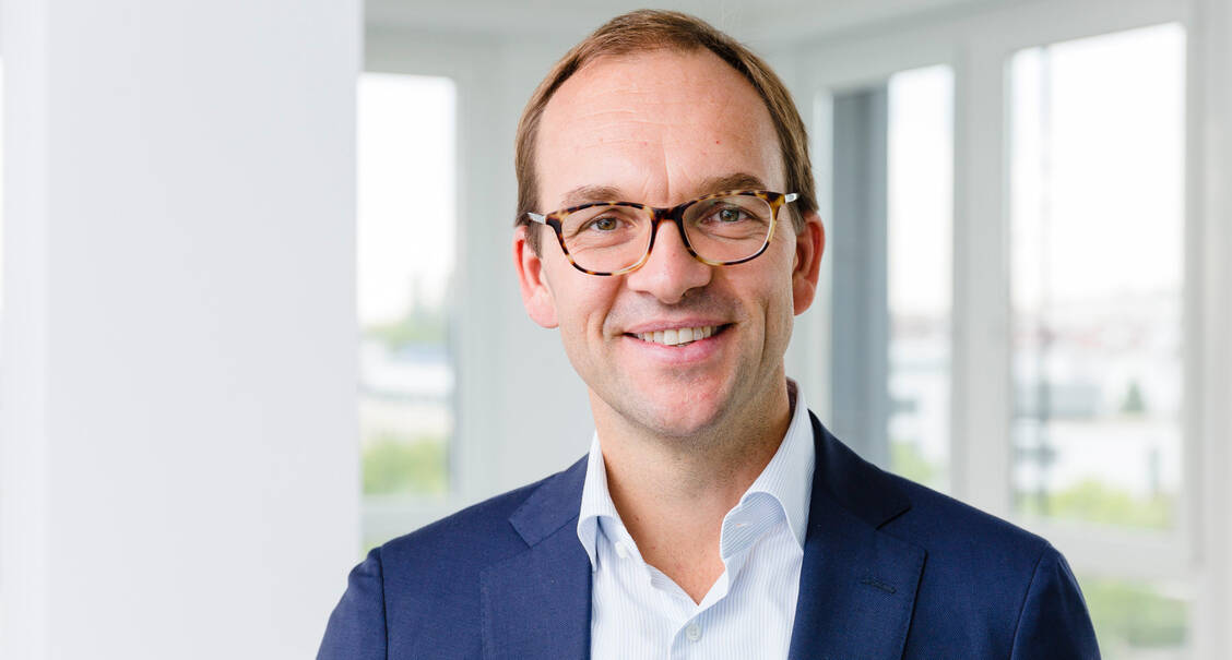 Die Wertschätzung für Gesundheitsberufe ist während der Coronakrise gestiegen. Nun gelte es zu verhindern, dass das außerordentliche Engagement wieder in Vergessenheit gerät, sagt Stada-Deutschland-Chef Eelco Ockers.  / Foto: Stada/Bernd Roselieb