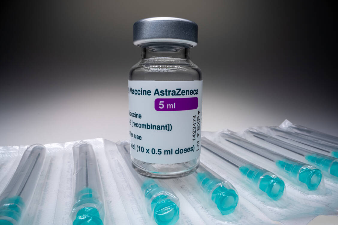 Auch in der Woche vom 5. bis zum 9. Juli wird der Vektor-Impfstoff von Astra-Zeneca neben dem mRNA-Impfstoff von Biontech/Pfizer in Arztpraxen verimpft. / Foto: imago images/Beautiful Sports