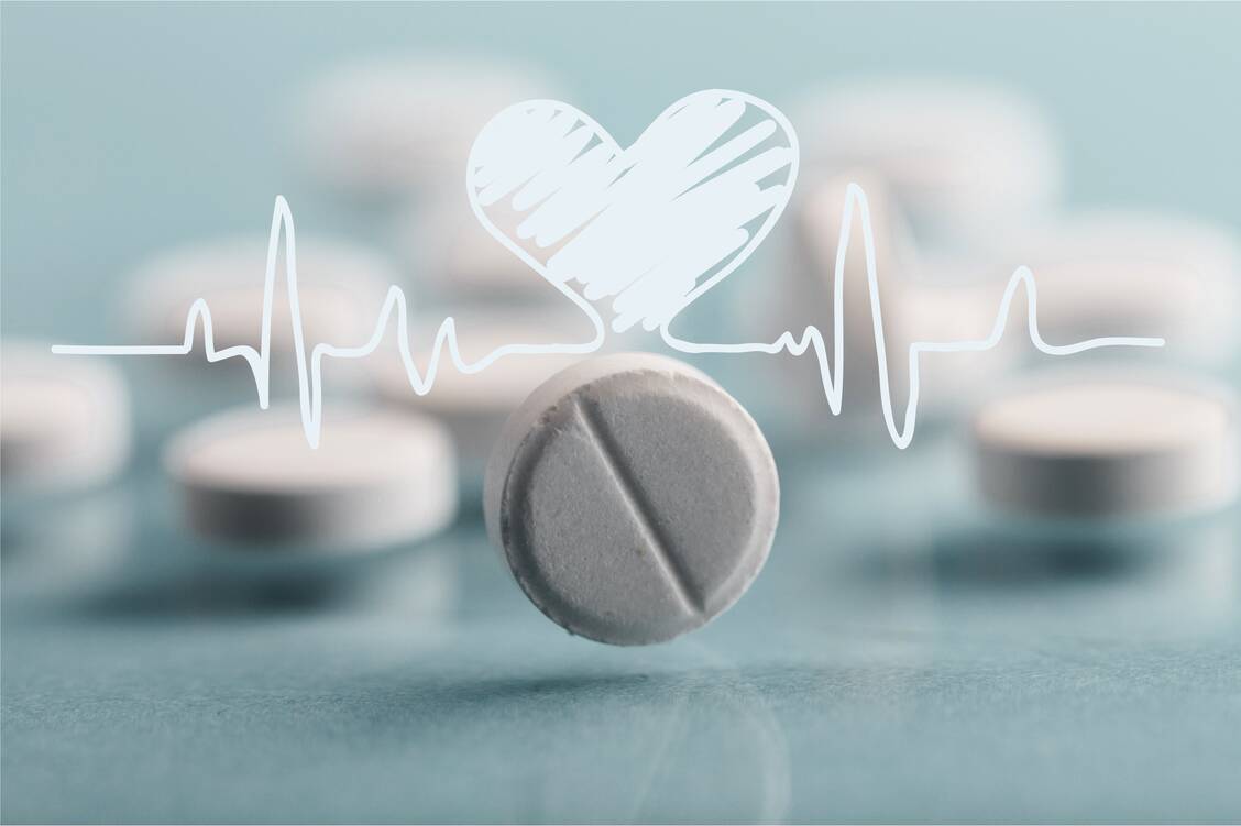 Eine ASS-Tablette täglich reduziert zwar das Herzinfarkt-Risiko, erhöht jedoch gleichzeitig das Risiko für schwere Blutungen. / Foto: Adobe Stock/BillionPhotos.com