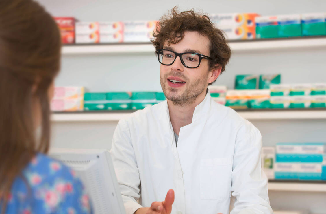 Inzwischen gibt es zwar einen Sciedsspruch zu den pharmazeutischen Dienstleistungen. Allerdings könnte eine Klage der Kassenseite dagegen drohen. / Foto: imago/Westend61