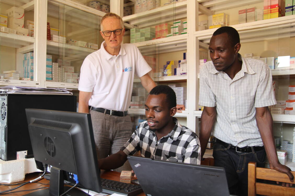Training in Warenwirtschaft: Apotheker-Helfen-Geschäftsführer Dr. Andreas Wiegand mit Gesundheitsmitarbeitern in Uganda / Foto: Apotheker Helfen