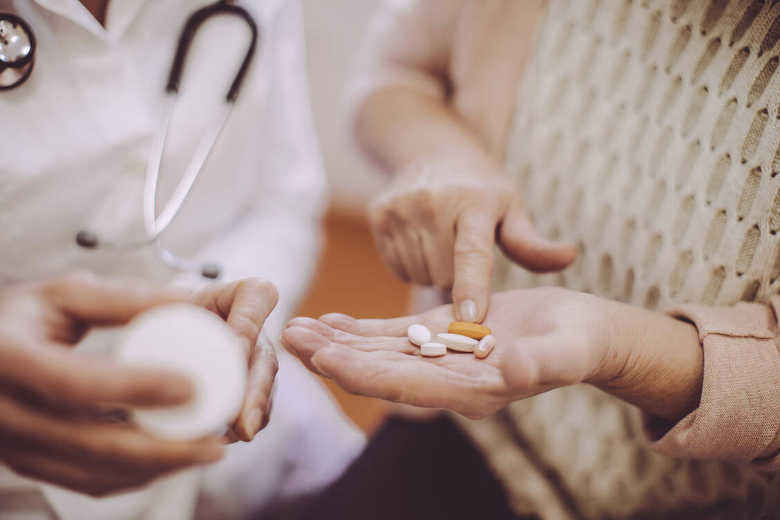 Der federführende Gesundheitsausschuss sowie der Innenausschuss des Bundesrats lehnen das geplante Dispensierrecht für Ärzte in Notdienstpraxen auch für eine Übergangszeit ab. / Foto: Getty Images/Eva Katalin
