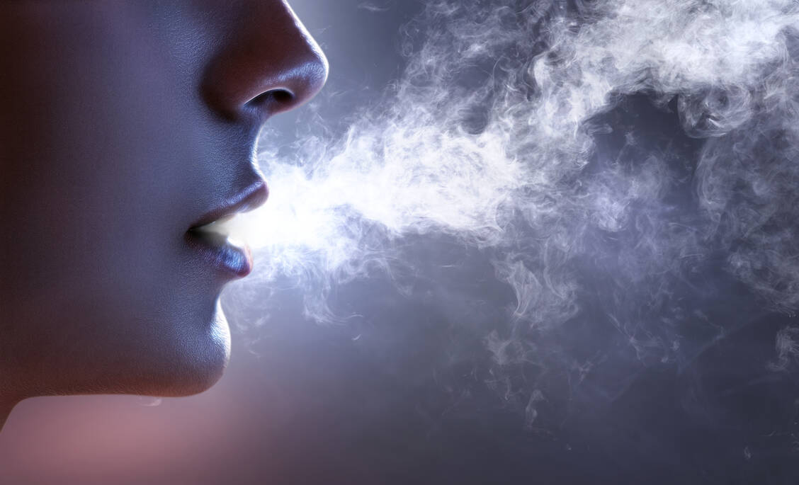 E-Zigaretten mögen die bessere Alternative zu den klassischen Glimmstängeln sein, gesund ist das Dampfen jedoch nicht. / Foto: Adobe Stock/lassedesignen