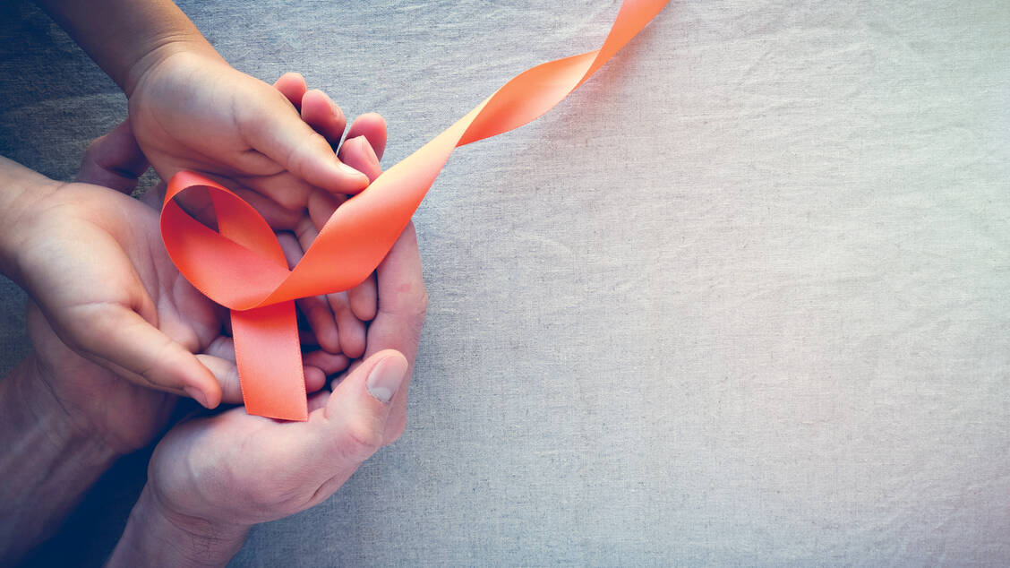 Die orangefarbige Schleife symbolisiert Solidarität mit von Multipler Sklerose betroffenen Menschen. / Foto: Shutterstock/SewCream