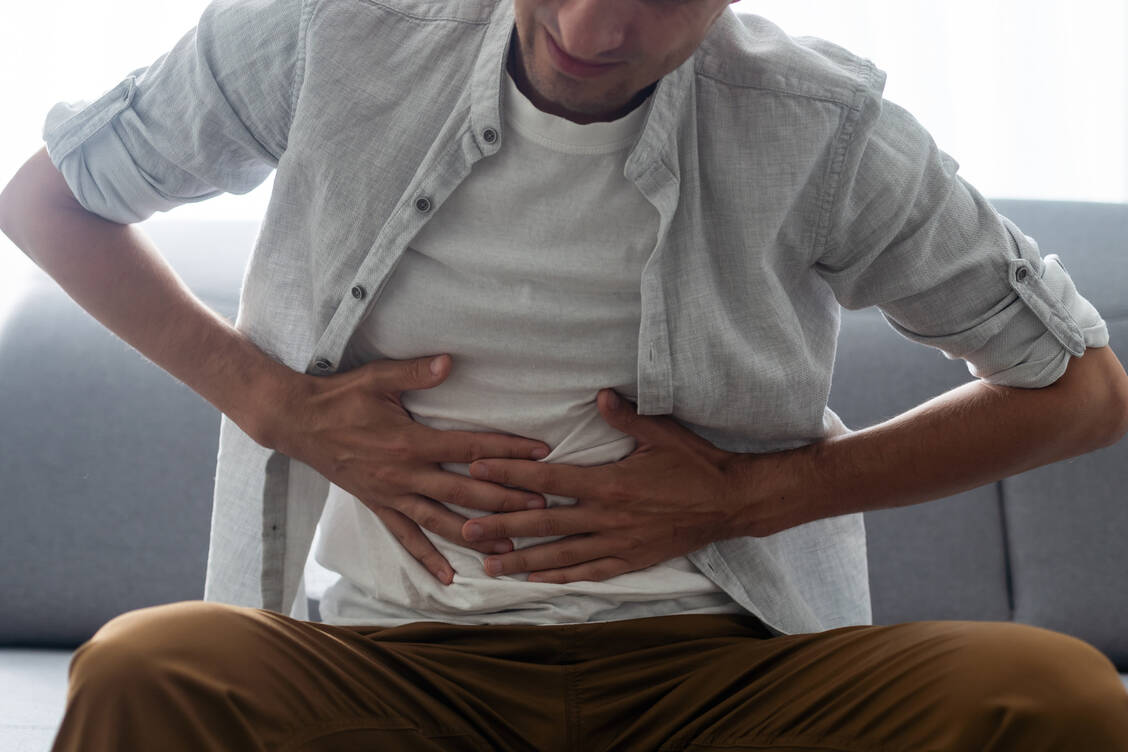 Beim hereditären Angioödem kommt es zu anfallsartigen Schwellungen der Haut und Schleimhäute. Wenn der Magen-Darm-Trakt betroffen ist, haben Patienten starke, kolikartige Krämpfe. / © Adobe Stock/angelov
