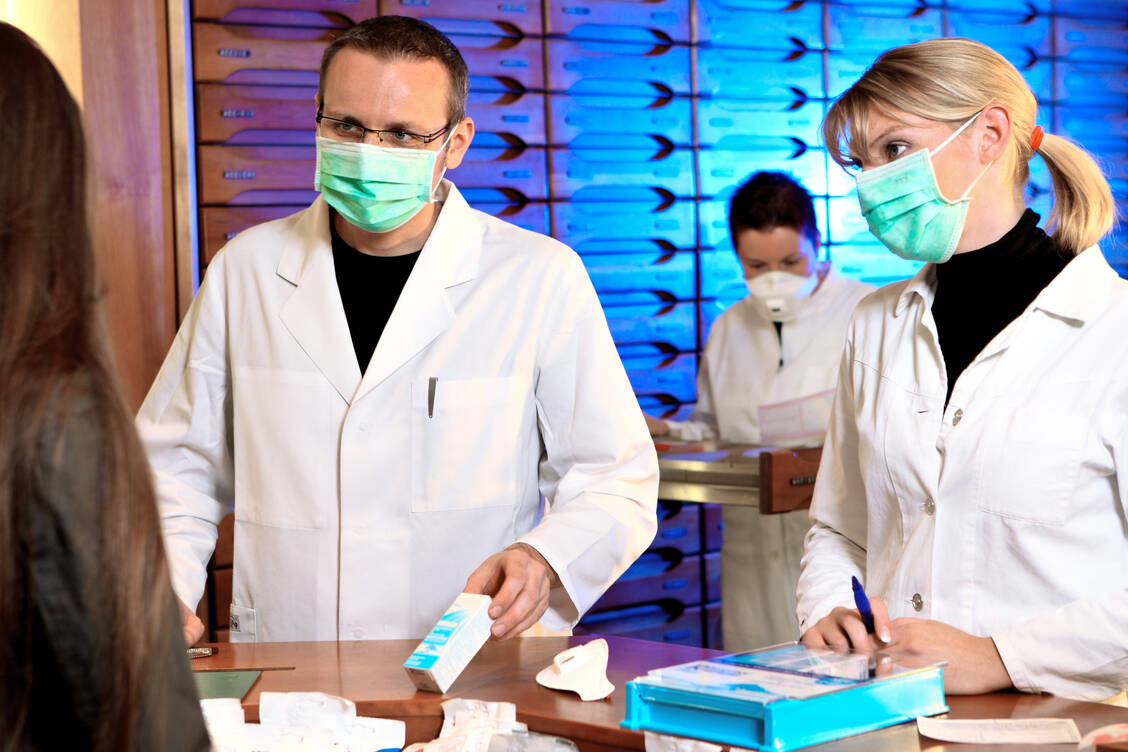 Fachliche Herausforderung für Apotheken in Corona-Zeiten: Welche Beratungsinhalte müssen modifiziert werden, welche nicht? / Foto: Adobe Stock/Glamourpixel