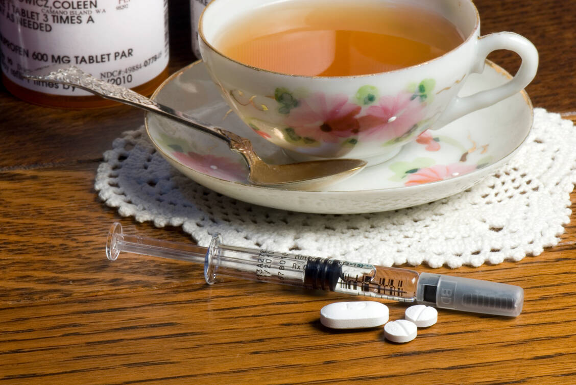 Spritze oder Tablette? Mittlerweile können MS-Patienten gemeinsam mit ihrem Neurologen das best geeignetste Präparat auswählen. Doch die Entscheidung ist nicht immer einfach. / Foto: Getty Images/Alan Majchrowicz