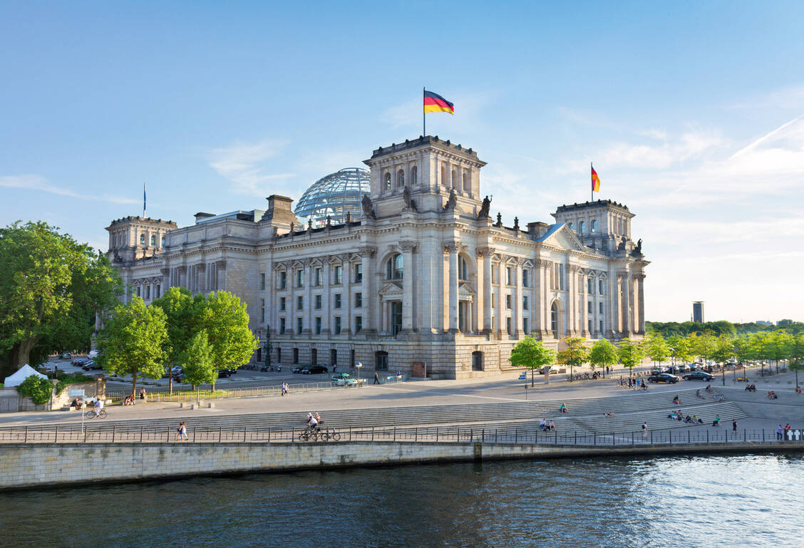 Am heutigen Freitag debattierte das Parlament in Berlin zum ersten Mal über das Vor-Ort-Apothekenstärkungsgesetz (VOASG). / Foto: Fotolia/neirfy