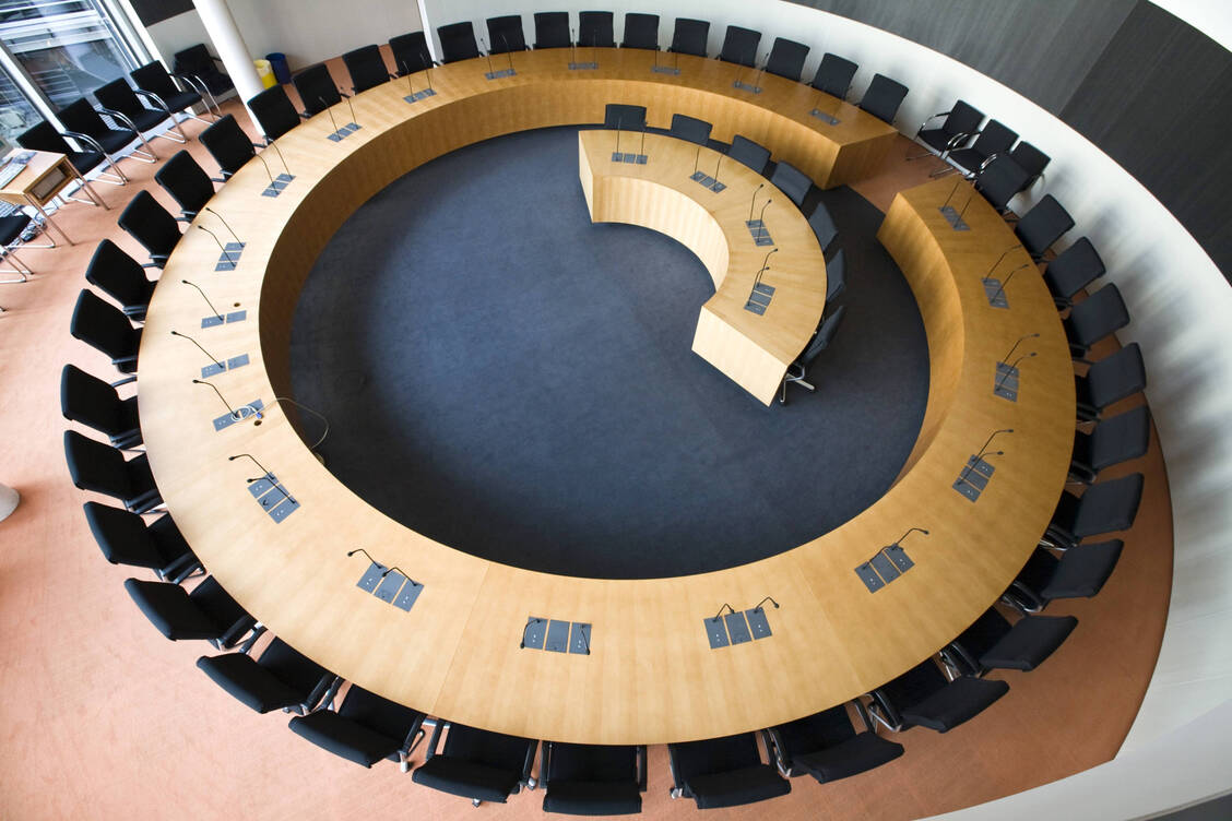 Heute im Gesundheitsausschuss des Bundestags stand die AvP-Pleite und die Konsequenzen für die Apotheken auf der Tagesordnung. / Foto: imago stock&people