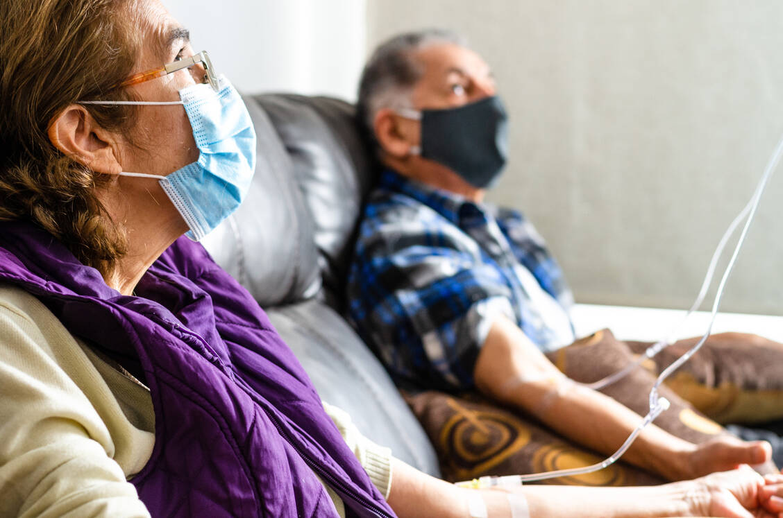 Die Antikörper-Cocktails sollen eigentlich im ambulanten Bereich zu Einsatz kommen. Wie genau das mit den Infusionen gemacht werden soll, ist aber noch unklar. / Foto: Getty Images/Juan Napurí/EyeEm