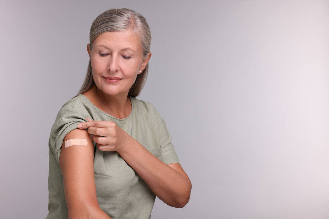 Eine Spritze kann in Zukunft Personen ab 50 gegen Grippe und Covid-19 schützen.  / © Adobe Stock/Olga Yastremska, Africa Studio