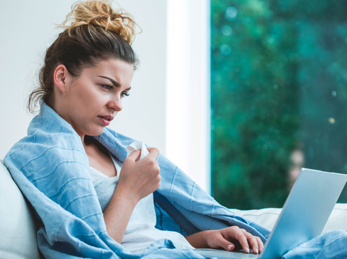 Sogenannte Symptom-Checker fragen empfundene Krankheitssymptome ab und stellen daraufhin mithilfe künstlicher Intelligenz eine oder mehrere mögliche Diagnosen. / Foto: Adobe Stock / Photographee.eu