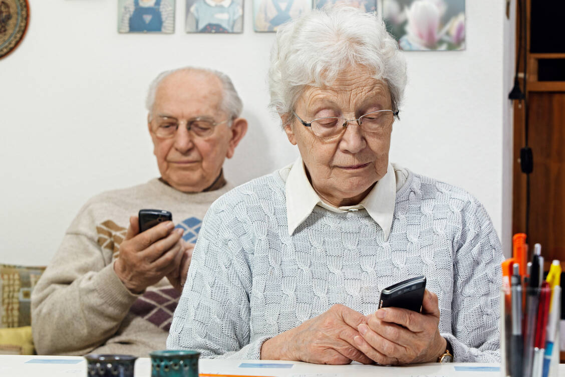 Viele Senioren sind der modernen Technik gegenüber sehr aufgeschlossen. Dies lässt sich zur Optimierung der Arzneitherapie nutzen. / Foto: Adobe Stock/Ingo Bartussek