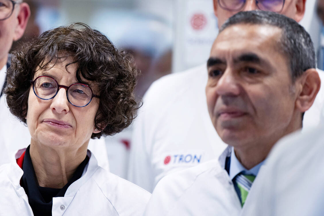 Wollen »ein weiteres Mal als Pioniere neue Wege beschreiten«: Die Impfstoff-Pioniere und Biontech-Gründer Ugur Sahin und Özlem Türeci wollen das Unternehmen verlassen und ein neues gründen. / © Imago Images/Eibner