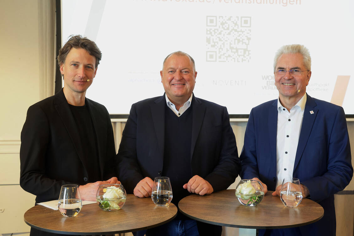 (v.l.n.r.) Alexander Müller, PZ-Chefredakteur, Armin Hoffmann, Präsident der Bundesapothekerkammer (BAK), und Hans-Peter Hubmann, Vorsitzender des Deutschen Apothekerverbands (DAV). / © PZ/ Alois Mueller