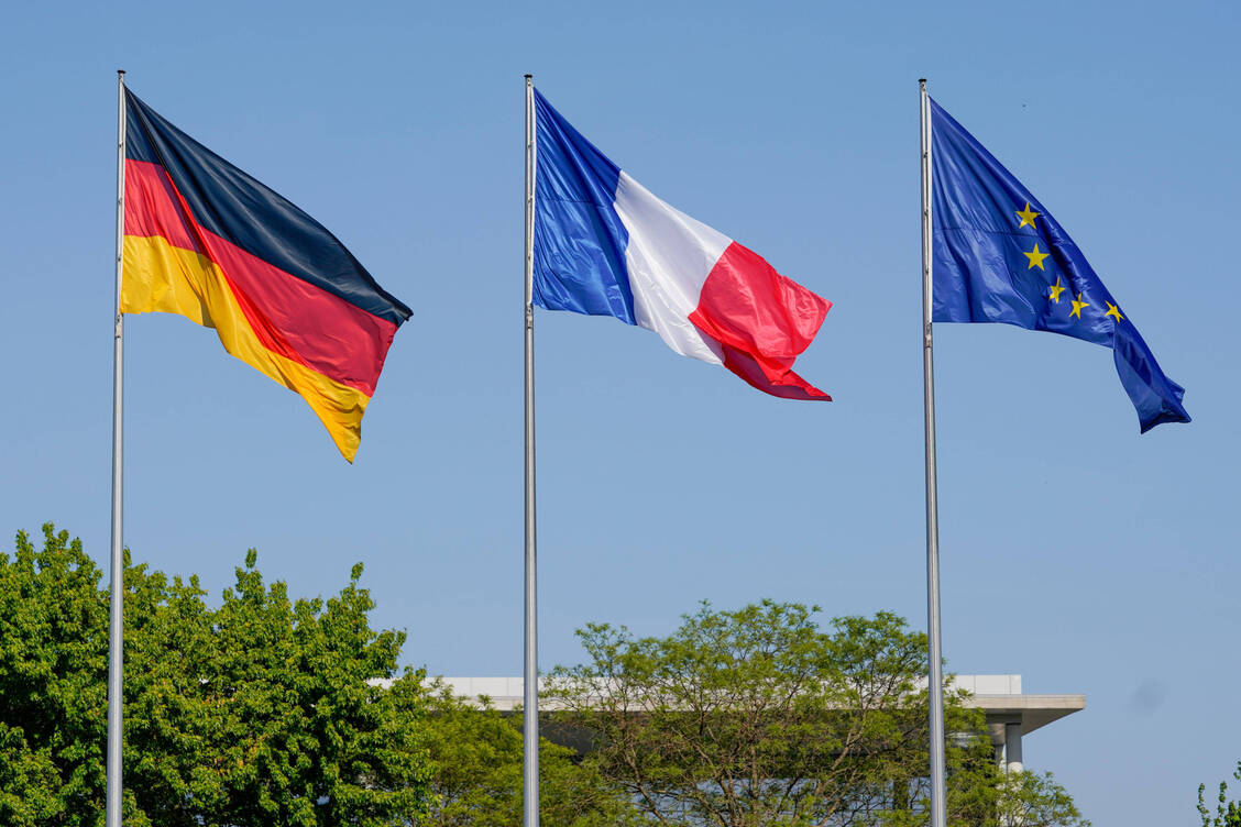 Gemeinsam wollen Deutschland und Frankreich die europäische Pharmaindustrie stärken.  / © Imago/Fotostand