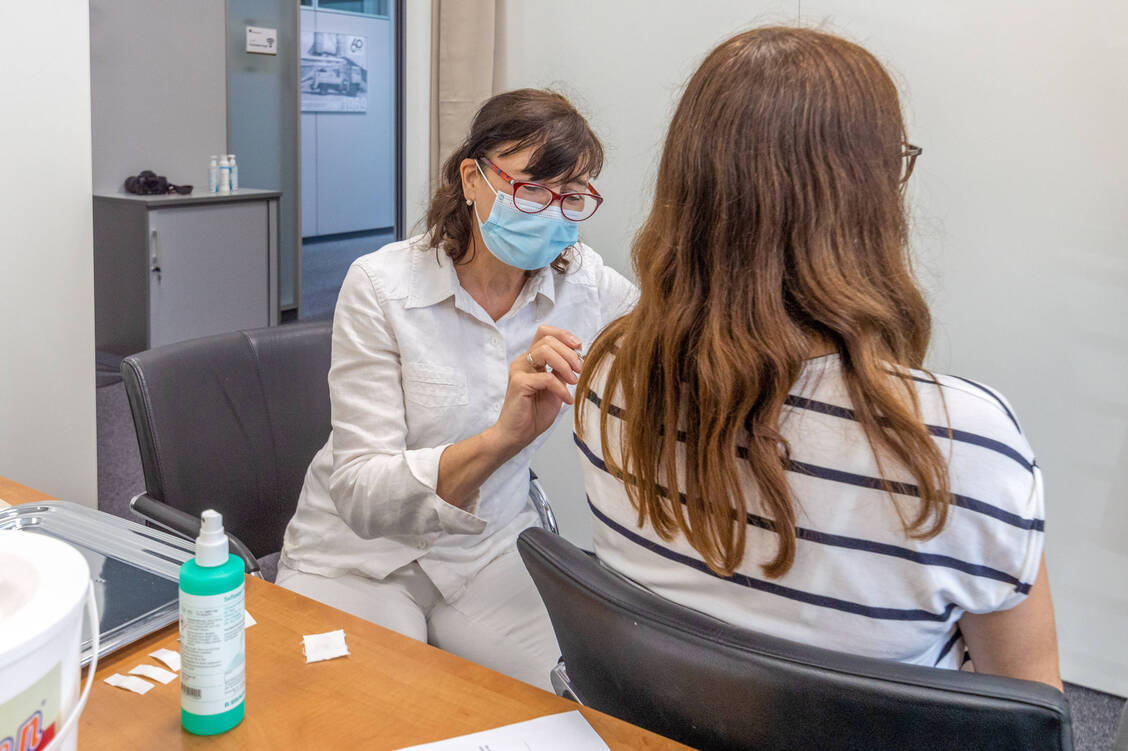 Apotheken haben Betriebsärzte bereits mit mehr als 4 Millionen Dosen Covid-19-Impfstoff versorgt. Wie viel davon bereits verimpft wurde, ist nicht ganz klar.  / Foto: Imago Images/7aktuell