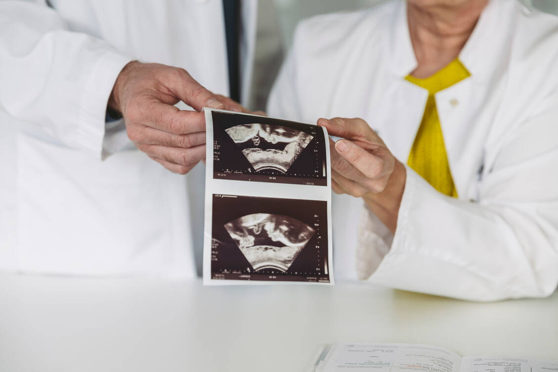 Wenn Fach- oder Hausärzte Frauen im gebärfähigen Alter potenziell teratogene Arzneimittel verordnen, sollten sie sie umfassend aufklären und die Medikation dokumentieren, sodass auch der Gynäkologe Bescheid weiß. / Foto: Getty Images/Westend61/Mareen Fischinger