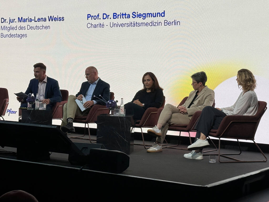 In der vom Hersteller Pfizer organisierten Runde diskutierte ABDA-Vizepräsidentin Ina Lucas (Mitte) mit Britta Siegmund von der Berliner Charité, Johannes Bauernfeind, dem Vorstandsvorsitzenden der AOK Baden-Württemberg, und Schwimm-Olympiasiegerin Britta Steffen. / © PZ