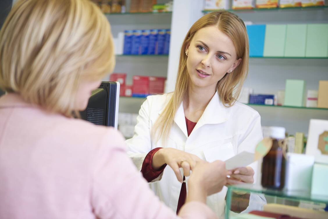 Der Deutsche Apothekerverband und der GKV-Spitzenverband haben sich auf erste Details zu den pharmazeutischen Dienstleistungen verständigt. Der DAV hat diese nun in einer außerordentlichen Mitgliederversammlung beschlossen. / Foto: Imago Images/Westend61