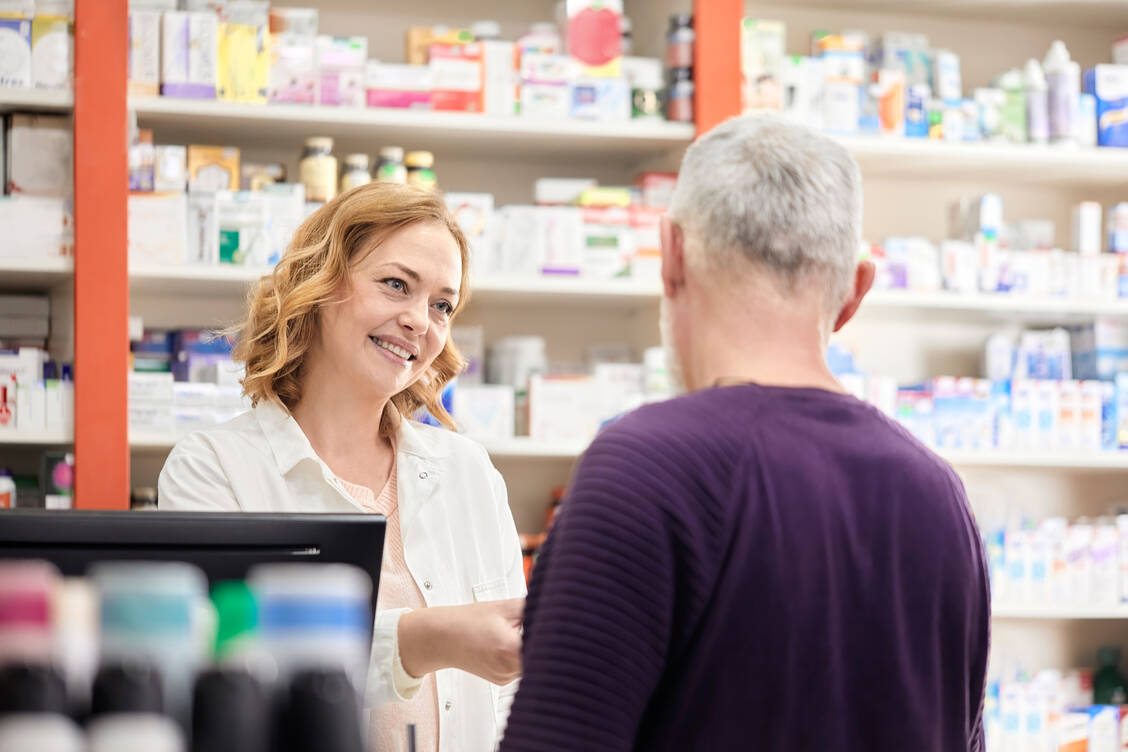 Apotheken beraten nicht nur zu Ernährungsfragen sondern auch zu veganen Alternativen bei Kosmetik und Arzneimitteln. / © Getty Images/Westend61