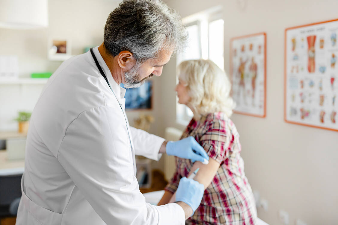 Das geplante Gesundheitsversorgungsstärkungsgesetz (GSVG) sieht erhebliche Erleichterungen für Hausarztpraxen vor. Kritik daran gibt es trotzdem. / Foto: Getty Images/PixelsEffect
