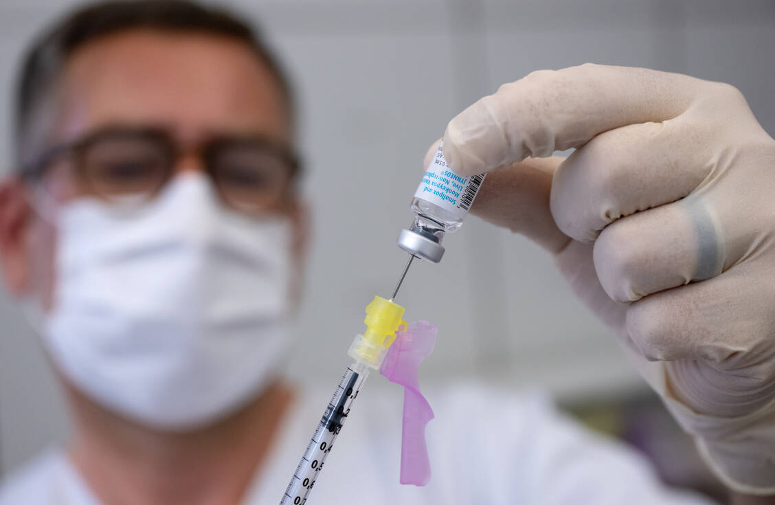 Die EMA hat eine Erweiterung der Zulassung für den Pockenimpfstoff Imvanex für den Schutz vor Affenpocken  empfohlen. / Foto: picture alliance/dpa