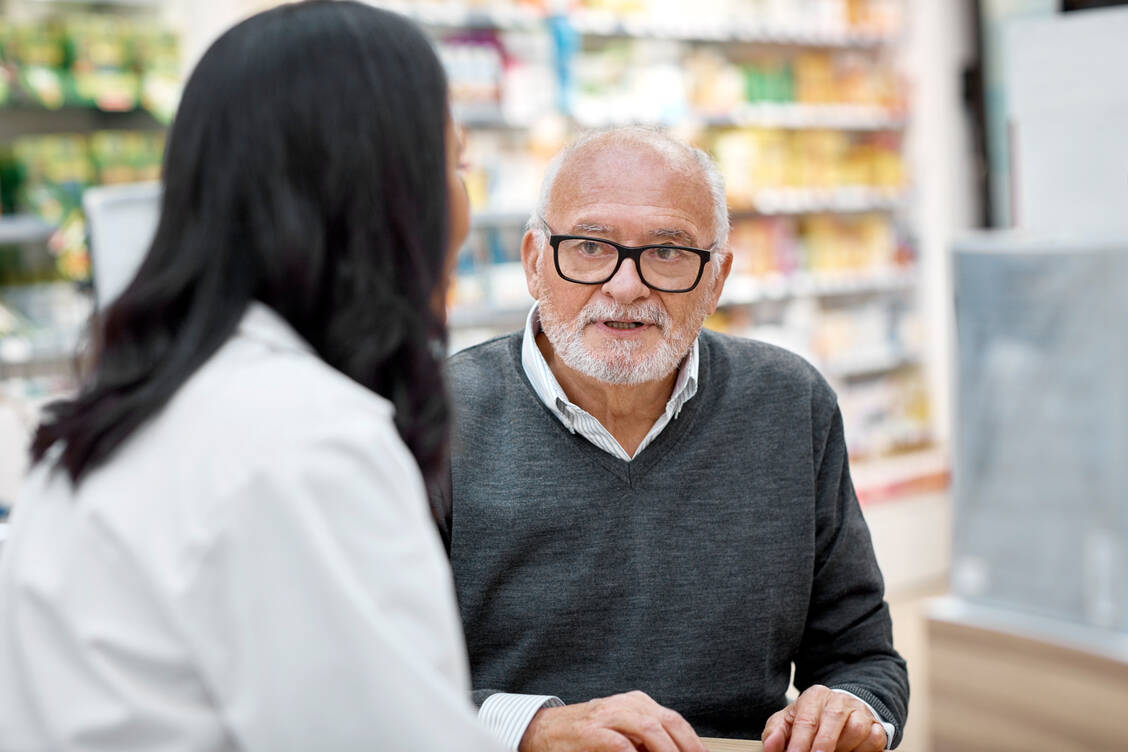 Ältere Patienten sind besonders häufig von Polymedikation betroffen. Bei einer Medikationsanalyse in der Apotheke können potenziell inadäquate Medikamente (PIM) identifiziert werden. / Foto: Getty Images/Morsa Images
