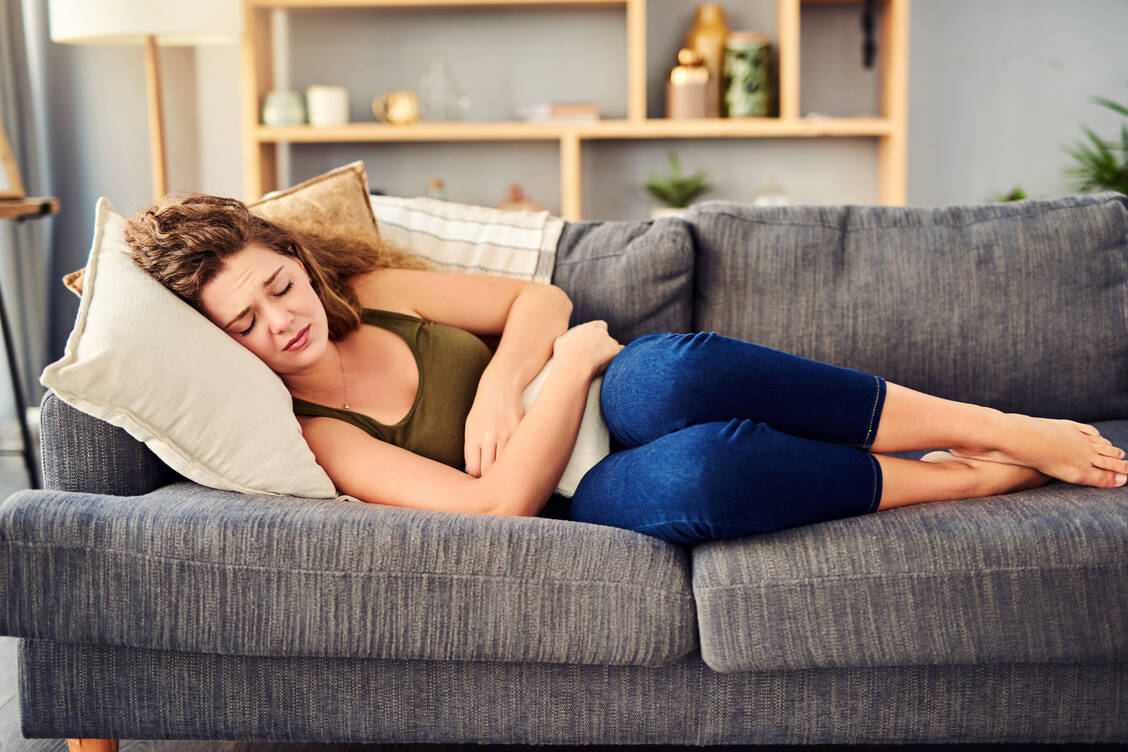 Das Prämenstruelle Symptom (PMS) kann körperliche Beschwerden wie Wassereinlagerungen  sowie psychische Symptome wie depressive Verstimmungen verursachen.  / Foto: Getty Images/Charday Penn