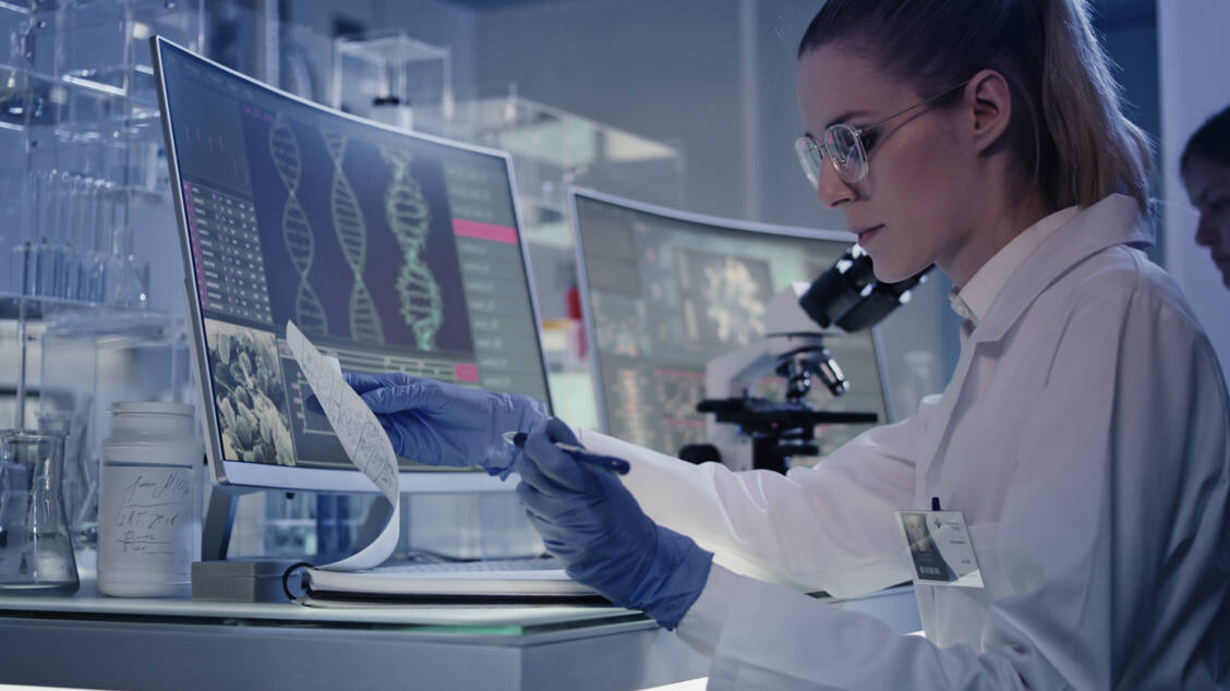 Um therapeutische Krebsvakzinen herstellen zu können, werden tumorspezifische Mutationen analysiert.  / Foto: Getty Images/janiecbros