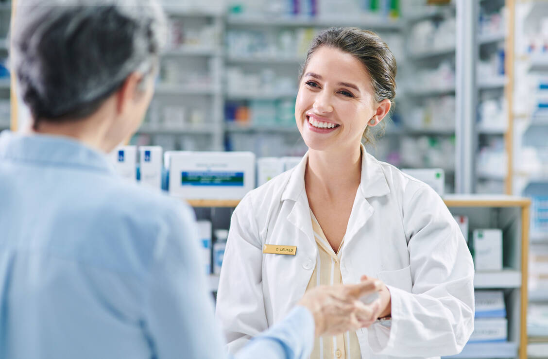 Ob eine Apotheke besonders gute Leistungen und Qualität anbietet, ist auf den ersten Blick meist nicht erkennbar. Ein Gütesiegel kann dabei helfen, sich von der Konkurrenz abzuheben. / Foto: Getty Images/	AlexanderFord